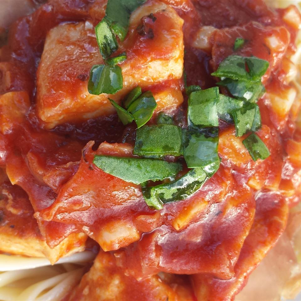 <p>Garlic and chopped cooked chicken are tossed with linguine and a prosciutto and basil tomato sauce. "I love garlic and this hits the spot," says Monkeygirlzcook. "If you like it spicy add some chiles."</p>
                          