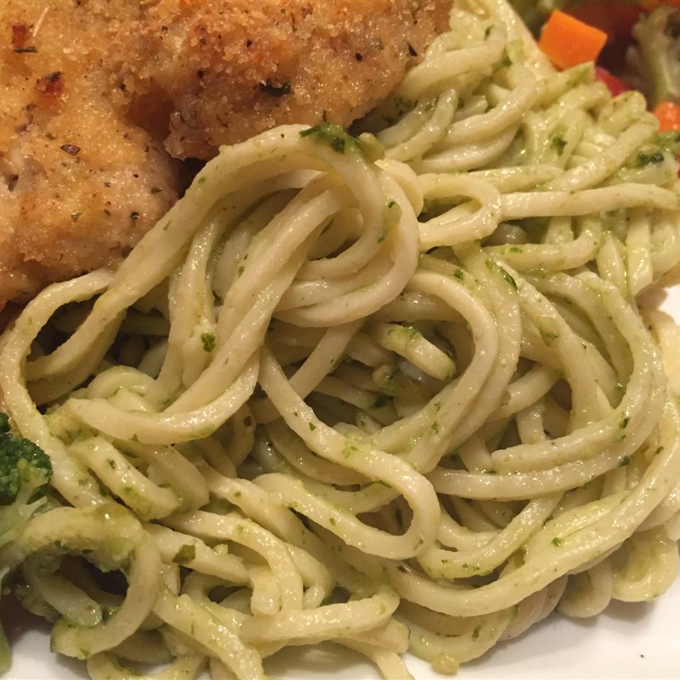 <p>Ready in 15 minutes. "Simply noodles with a pesto and butter sauce," says MOMof5. "You could add chopped cooked chicken or shrimp to make a fuller meal." </p>
                          <p> </p>
                          