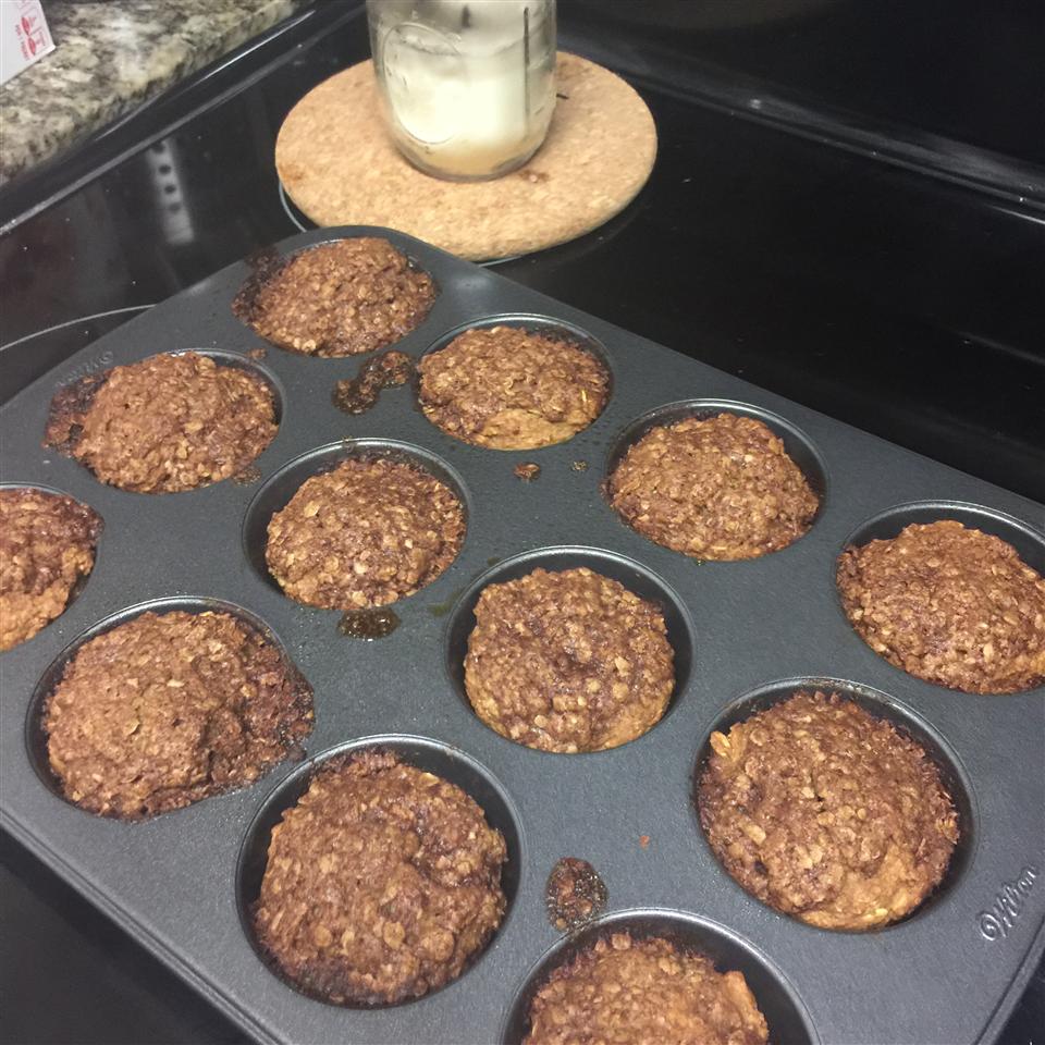 Applesauce-Oat Muffins 