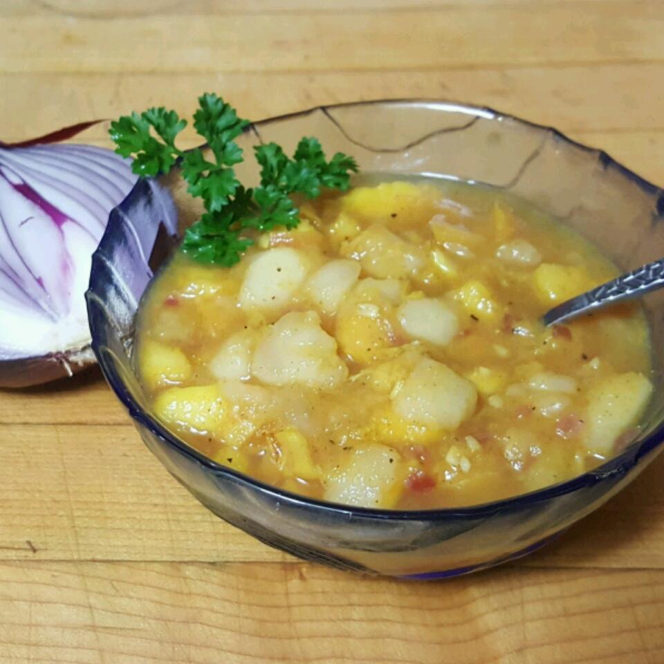<p>This peach, pear, and curry powder salsa is best served over meat or fish. It has just the right amount of spice so even non-spicy food fans will still be able to enjoy it.</p>
                          