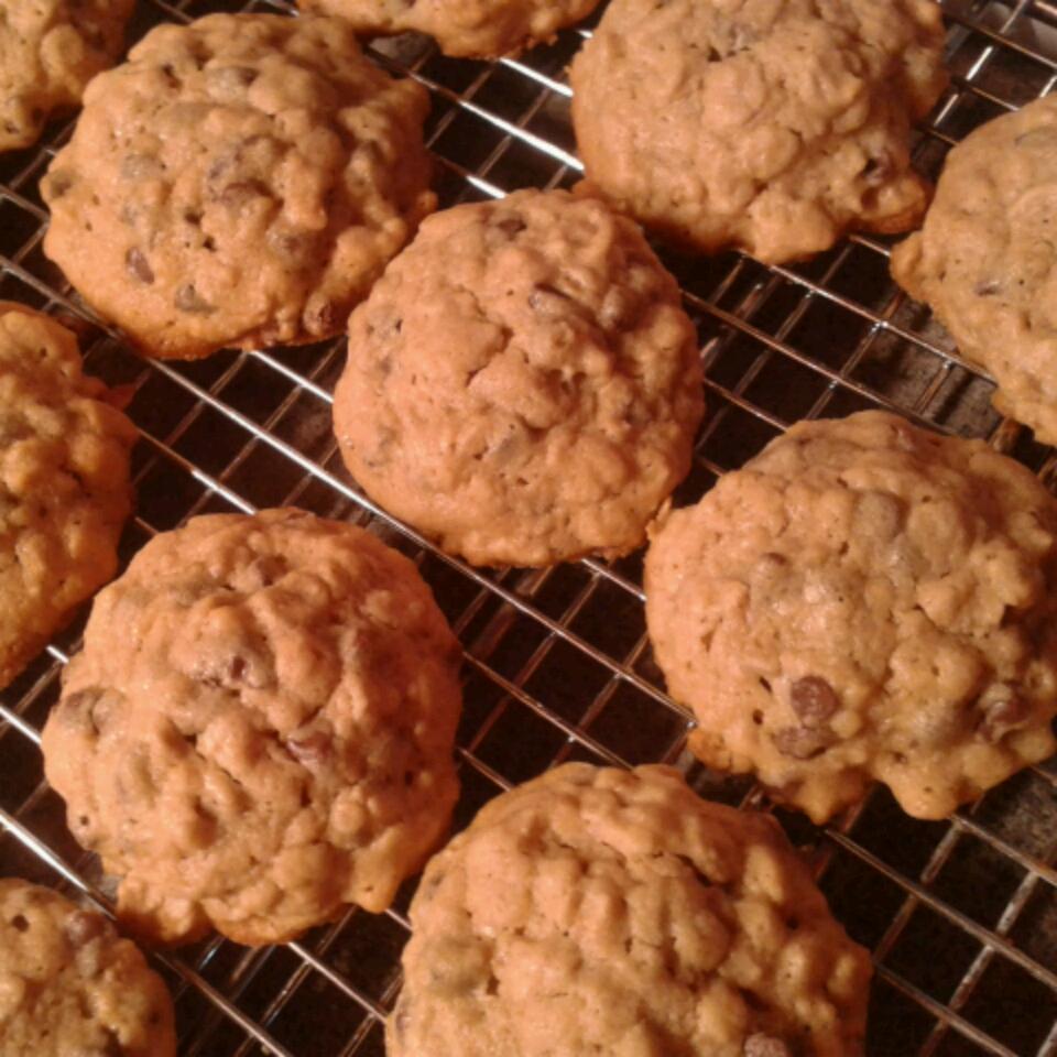 <strong>Oatmeal Peanut Butter and Chocolate Chip Cookies</strong>
