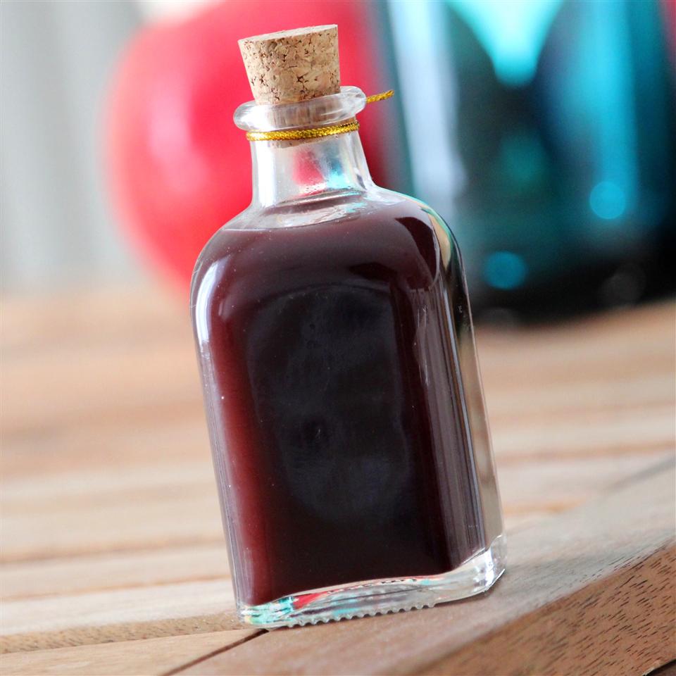 Selbst Gemachter Himbeeressig (Homemade Raspberry Vinegar) 