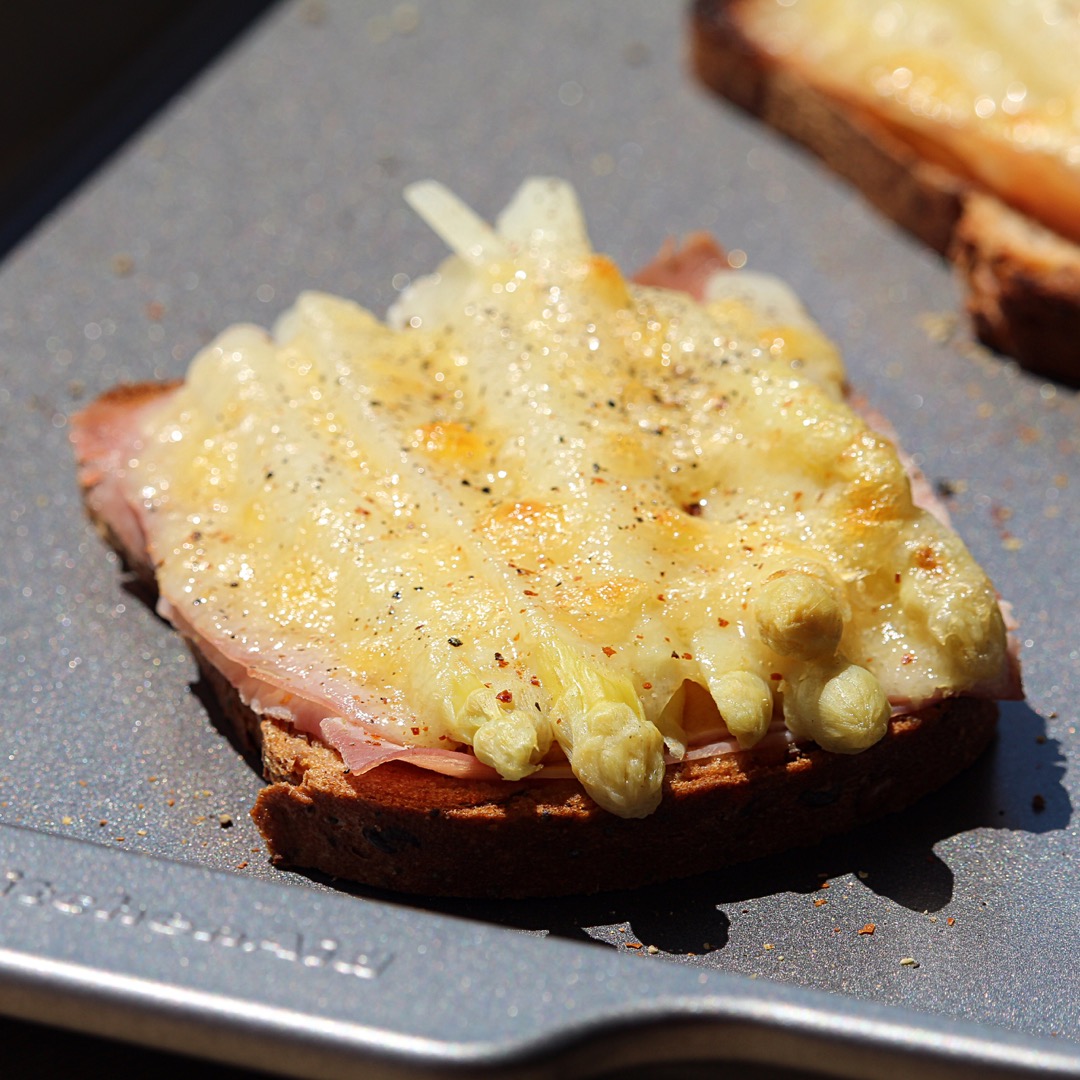 &Uuml;berbackener Spargeltoast (White Asparagus on Toast) 