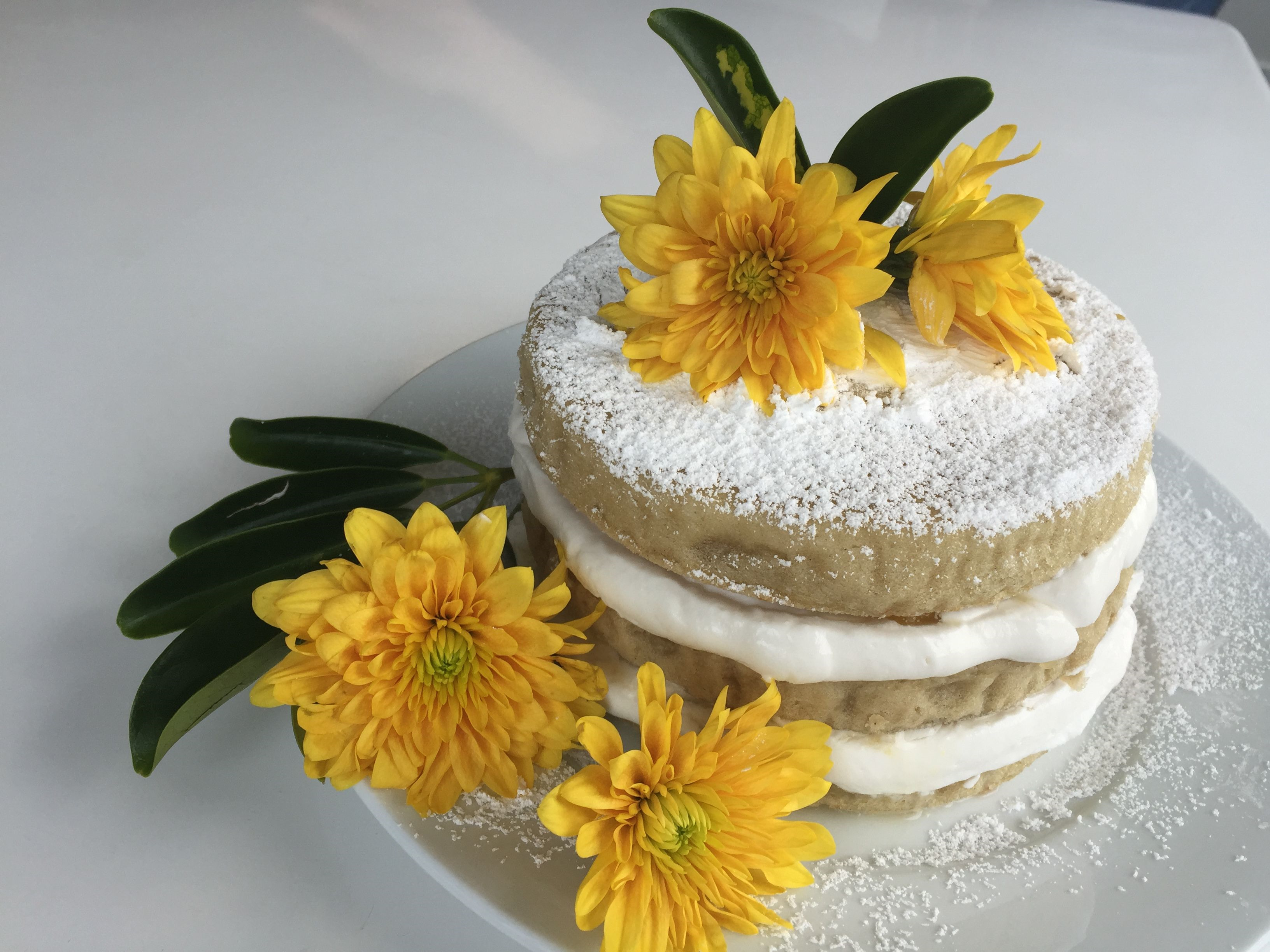 Vegan and Gluten-Free Naked Cake with Peaches and Coconut Cream Fioa