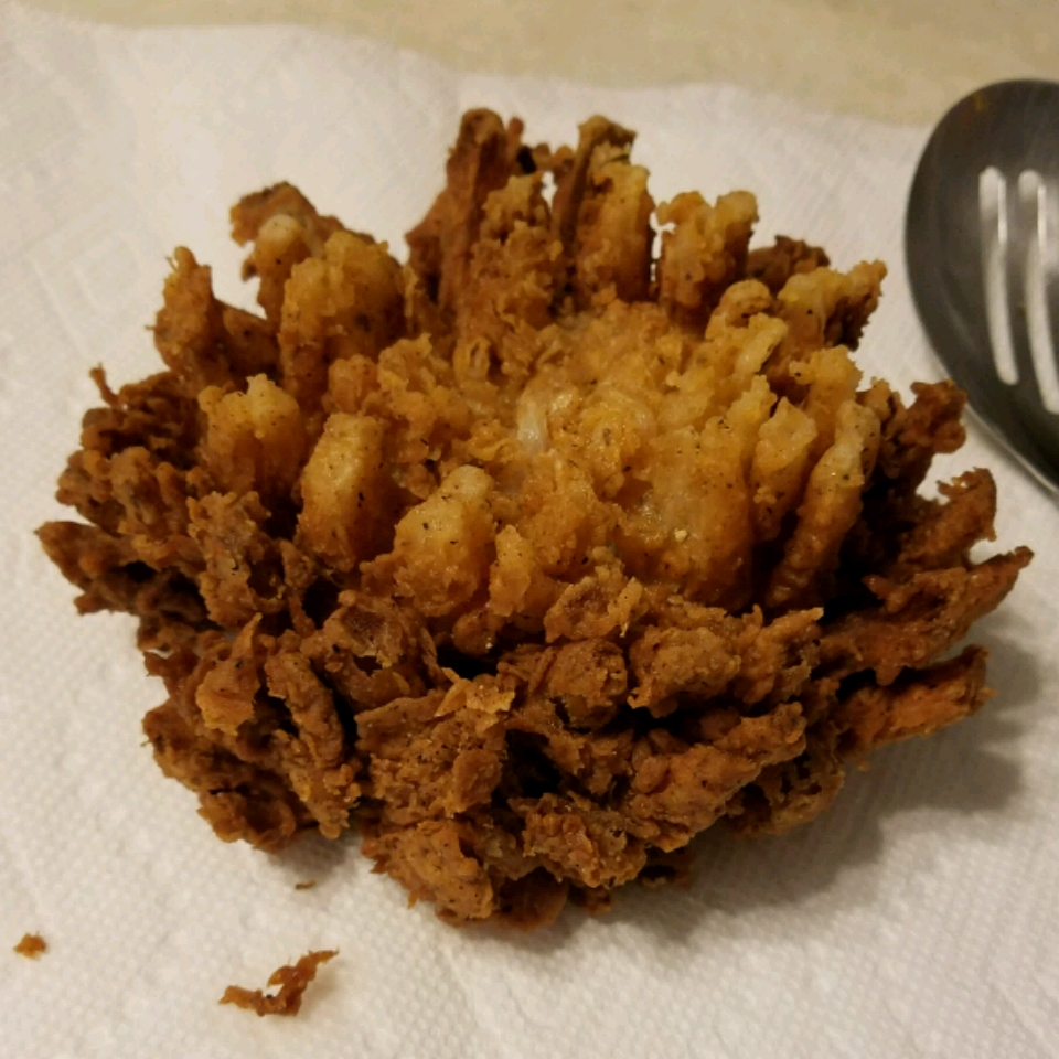 Blooming Onion and Dipping Sauce 