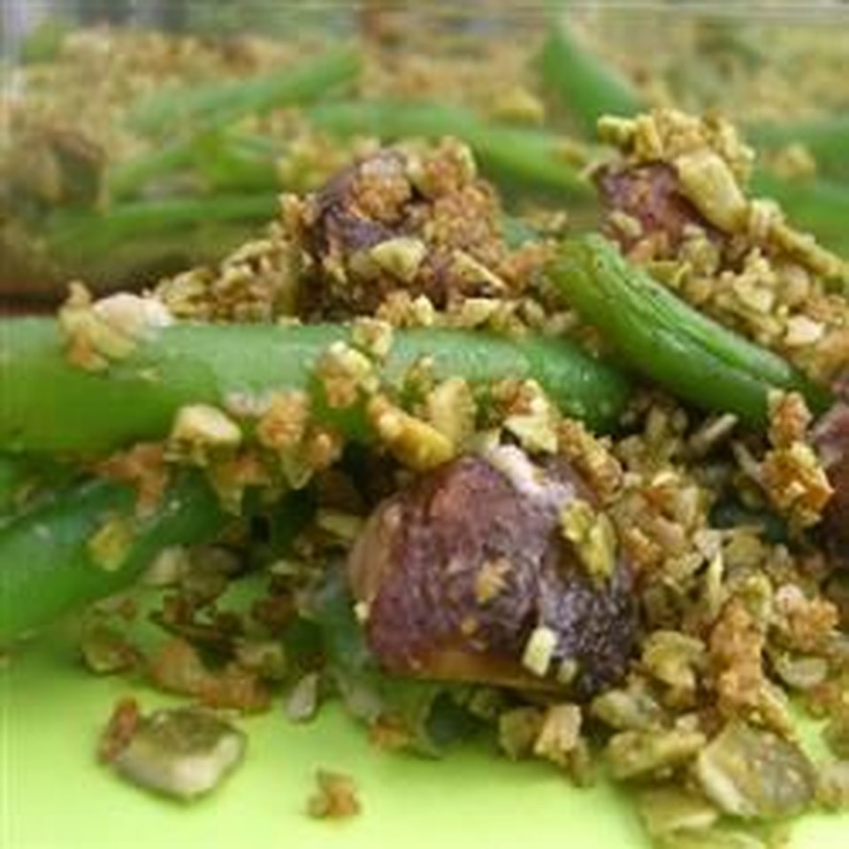 Green Bean Casserole with Pumpkin Seed Crumble (Eat Clean for Thanksgiving) 