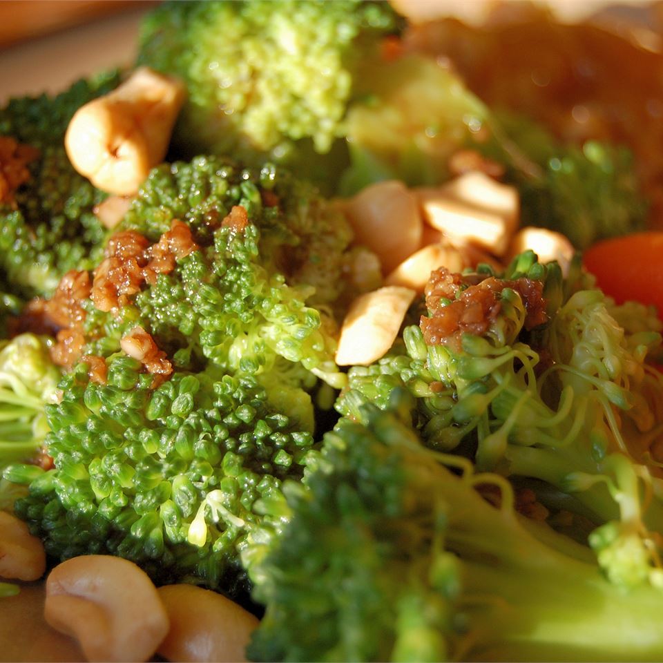 Broccoli with Garlic Butter and Cashews 