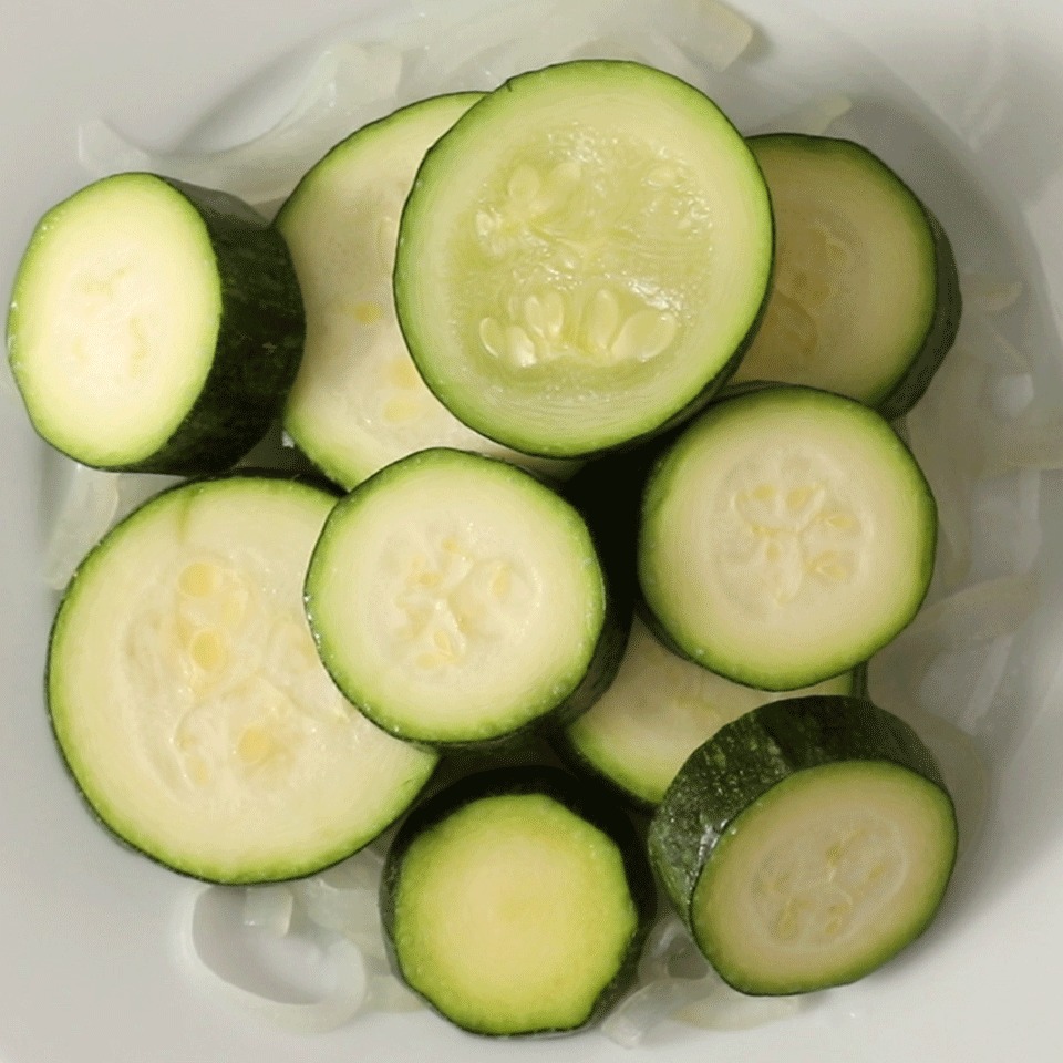 <p>This foolproof way to cook zucchini is also the easiest and fastest. Just steam it on the stovetop for a few minutes and you have a healthy vegetable side dish to add to dinner. Toss with a little pesto for extra flavor.</p>
                          