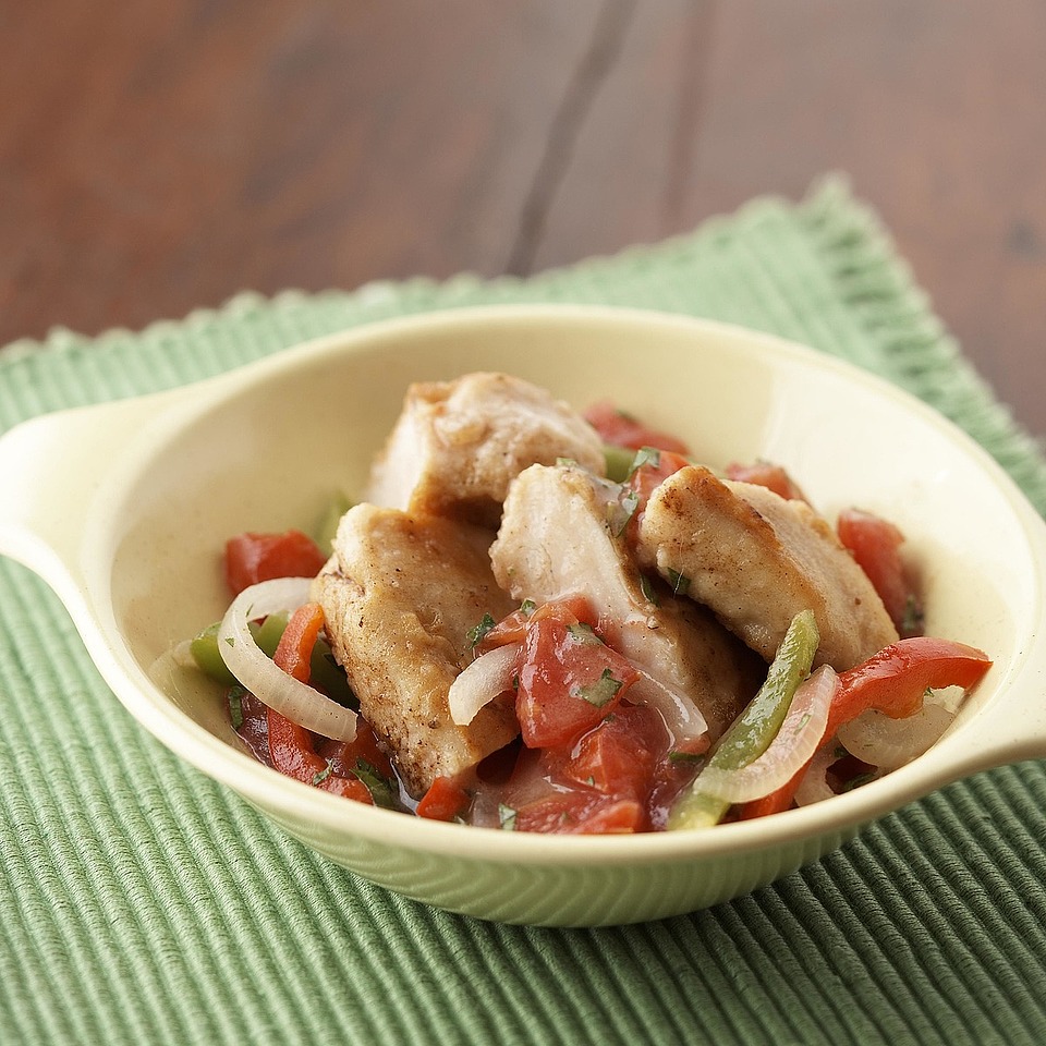 <p>A zesty low-calorie tomato, sweet pepper and garlic sauce dresses up succulent quick-fried chicken.</p>
                          