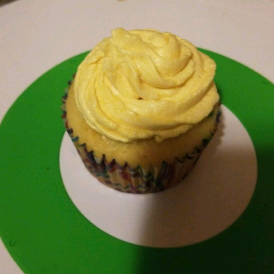 Quick and Almost-Professional Buttercream Icing 