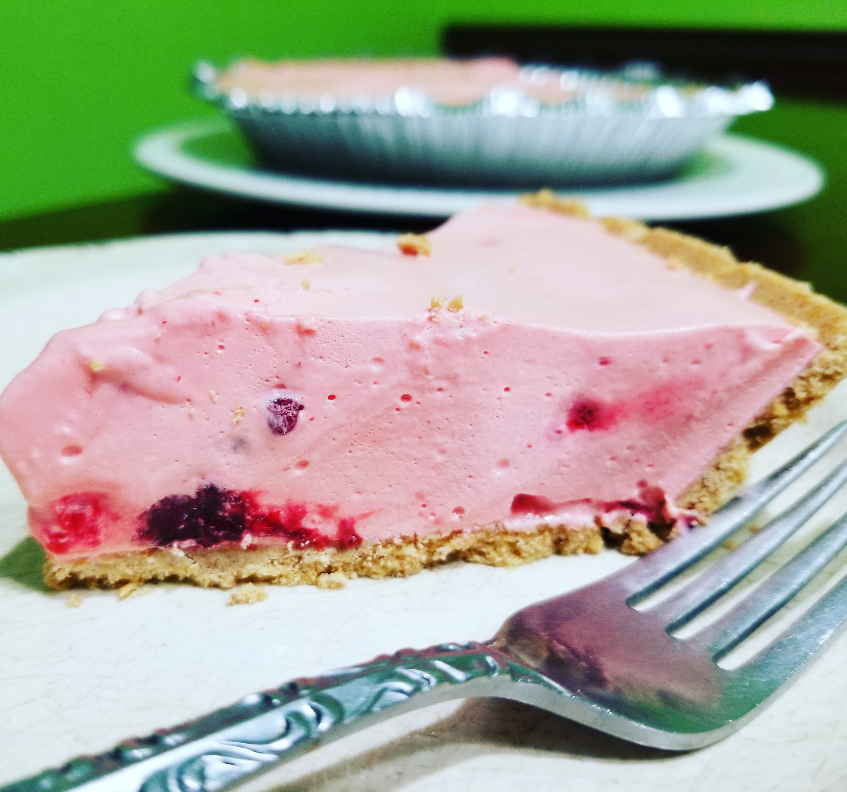 No-Bake Creamy Raspberry Pie 