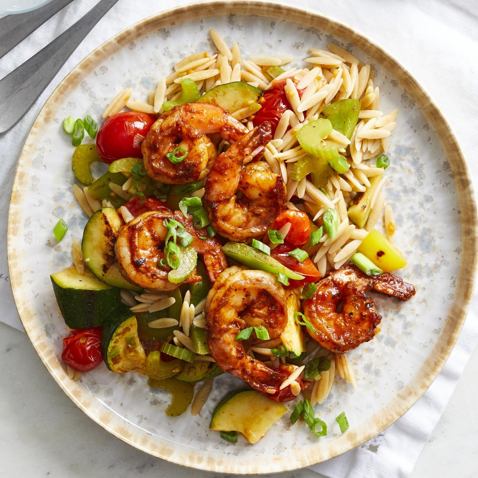 <p>In this healthy BBQ shrimp recipe, shrimp are seasoned with a peppery spice blend and served with zucchini, peppers and whole-grain orzo for a delicious and easy dinner that's ready in just 30 minutes. The shrimp and veggies are cooked in the same skillet, so cleanup is a snap too.</p>
                          