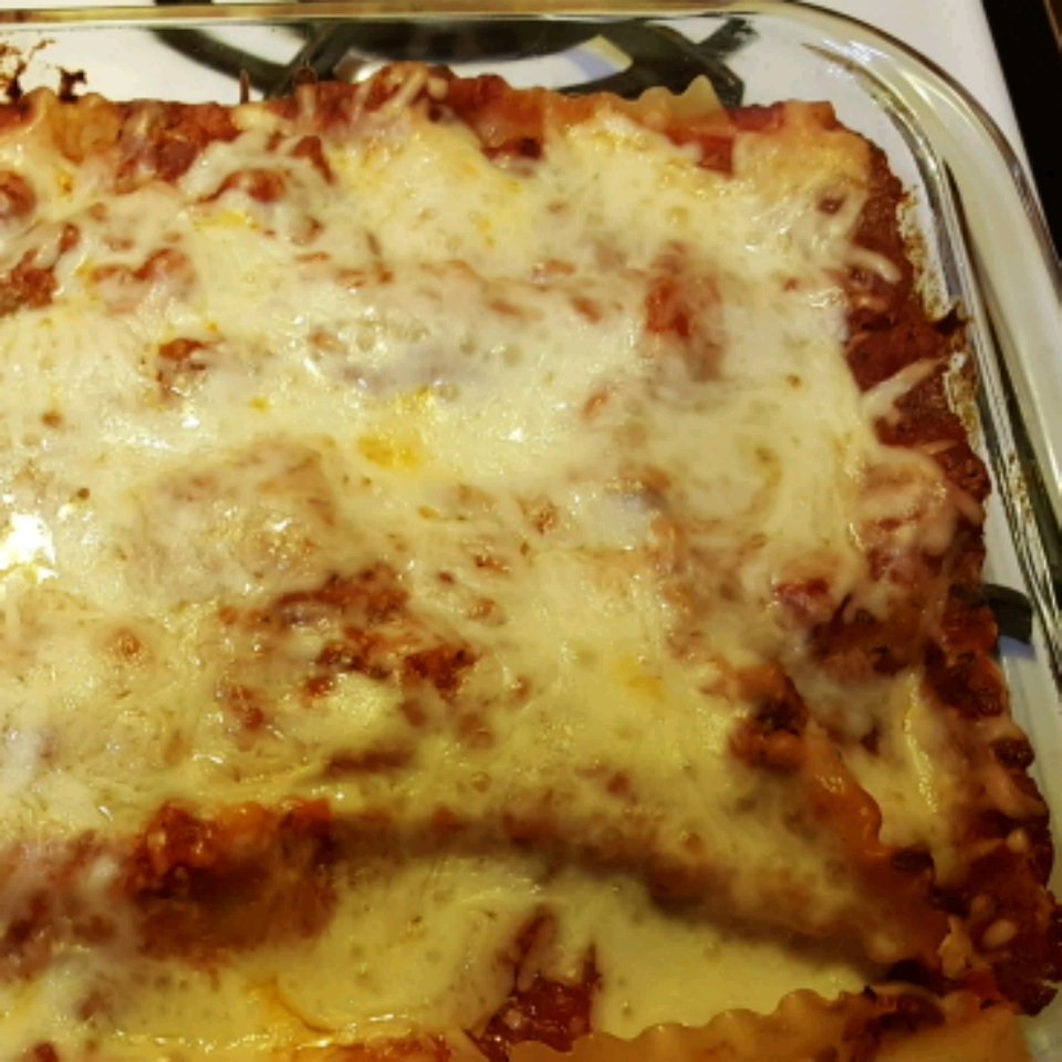 Classic and Simple Meat Lasagna 