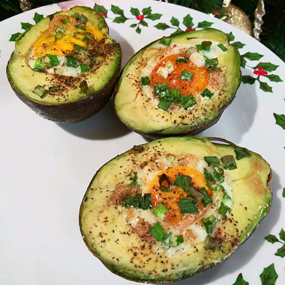 Paleo Baked Eggs in Avocado 