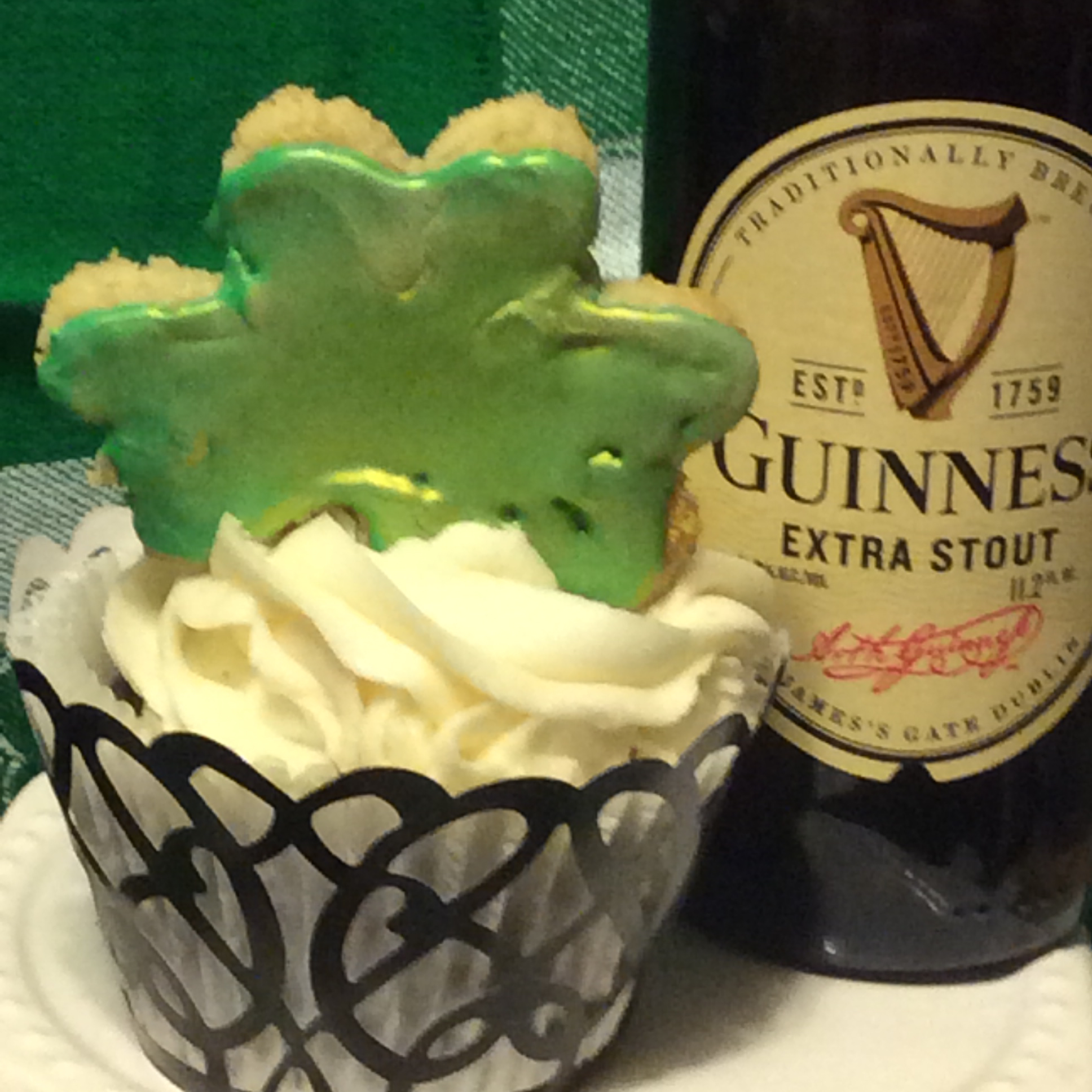Chocolate Beer Cupcakes With Whiskey Filling And Irish Cream Icing Deadwoodrose