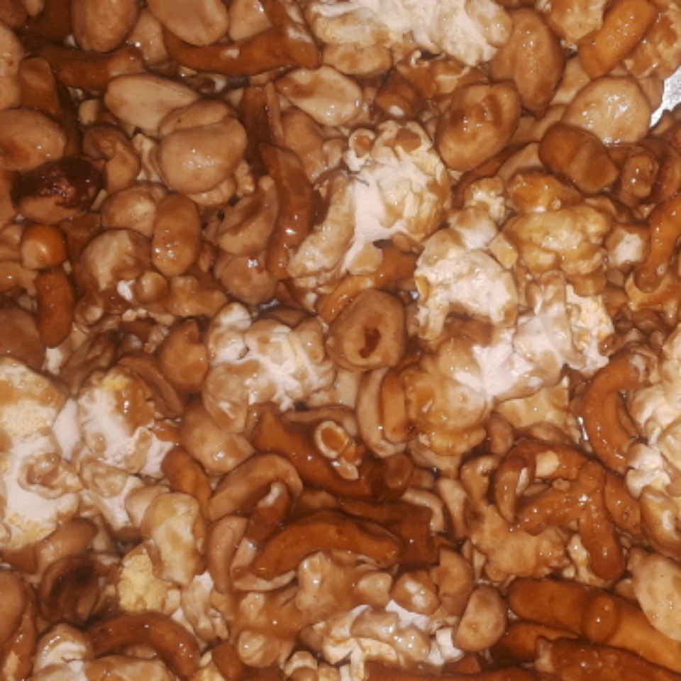 Caramel Pretzel Nut Popcorn Marbennett