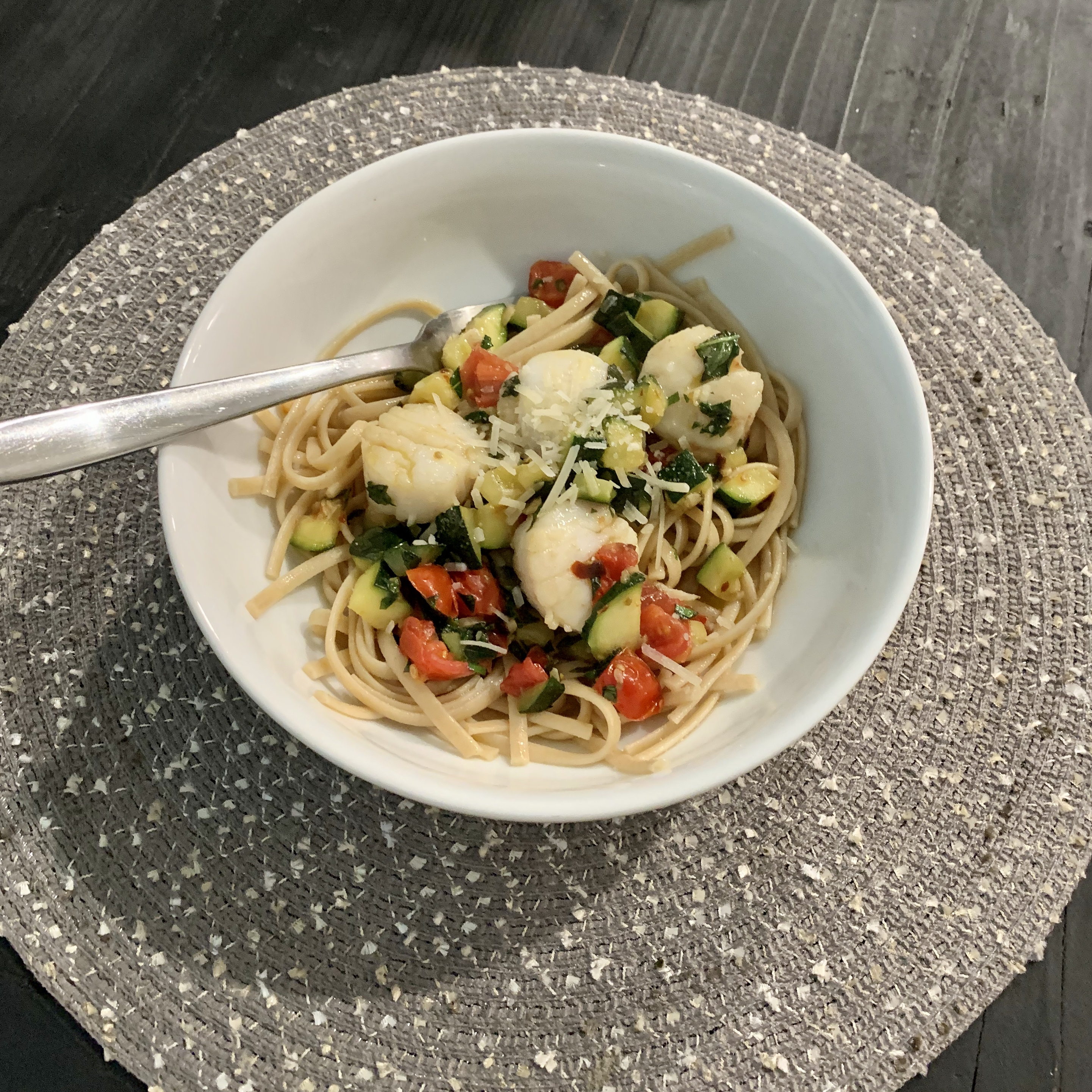 Pasta with Scallops, Zucchini, and Tomatoes 