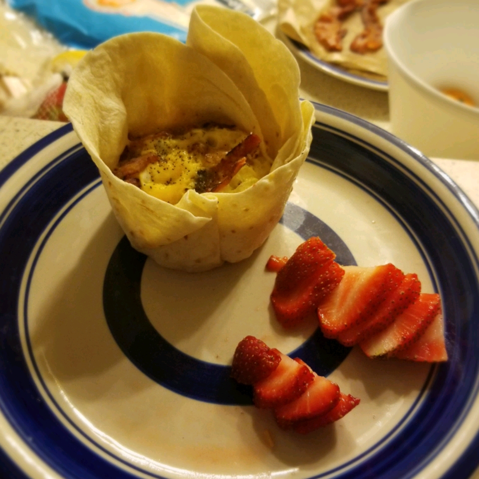 Easy Microwavable Bacon and Egg Breakfast Bowl 
