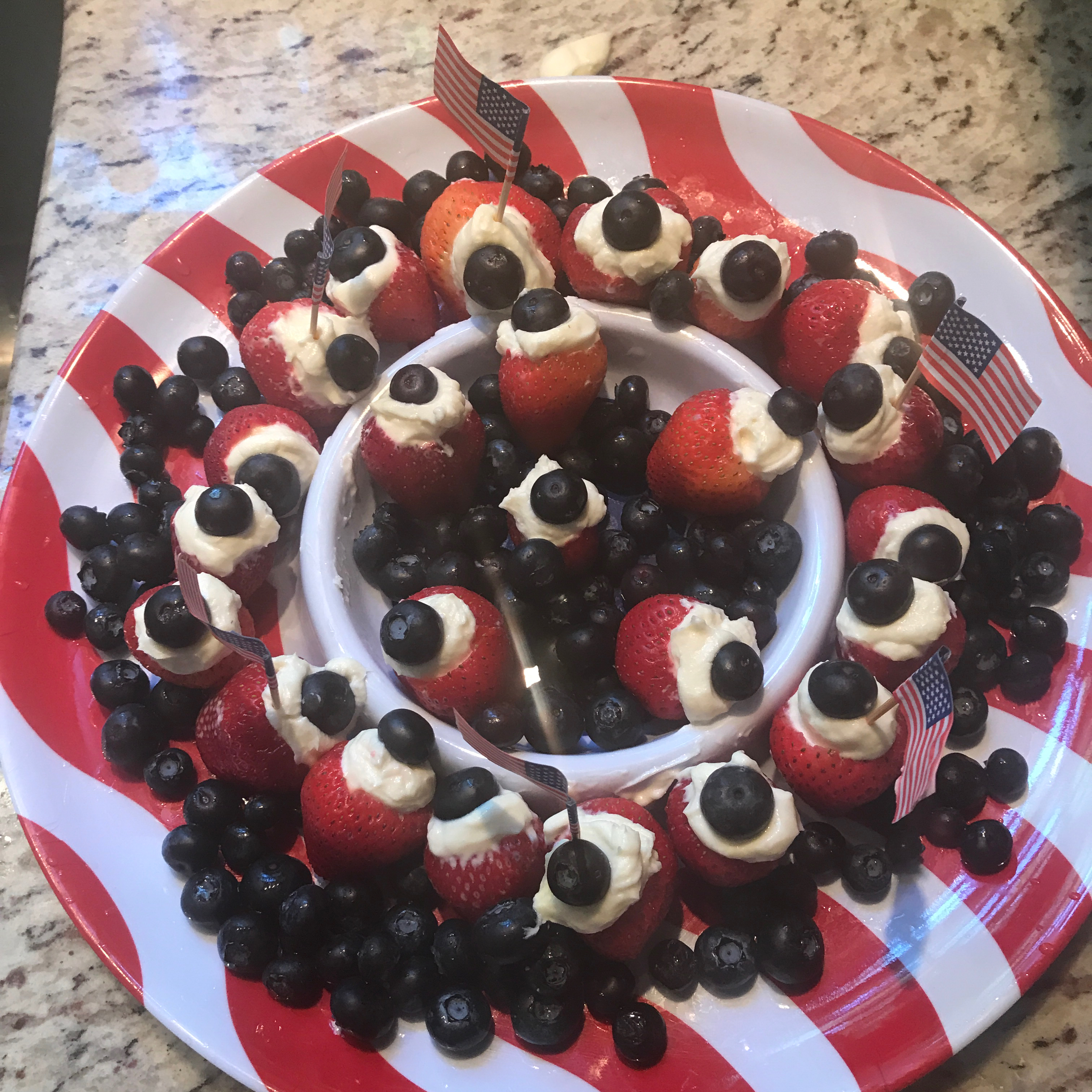 Cheesecake-Stuffed Strawberries Mungo