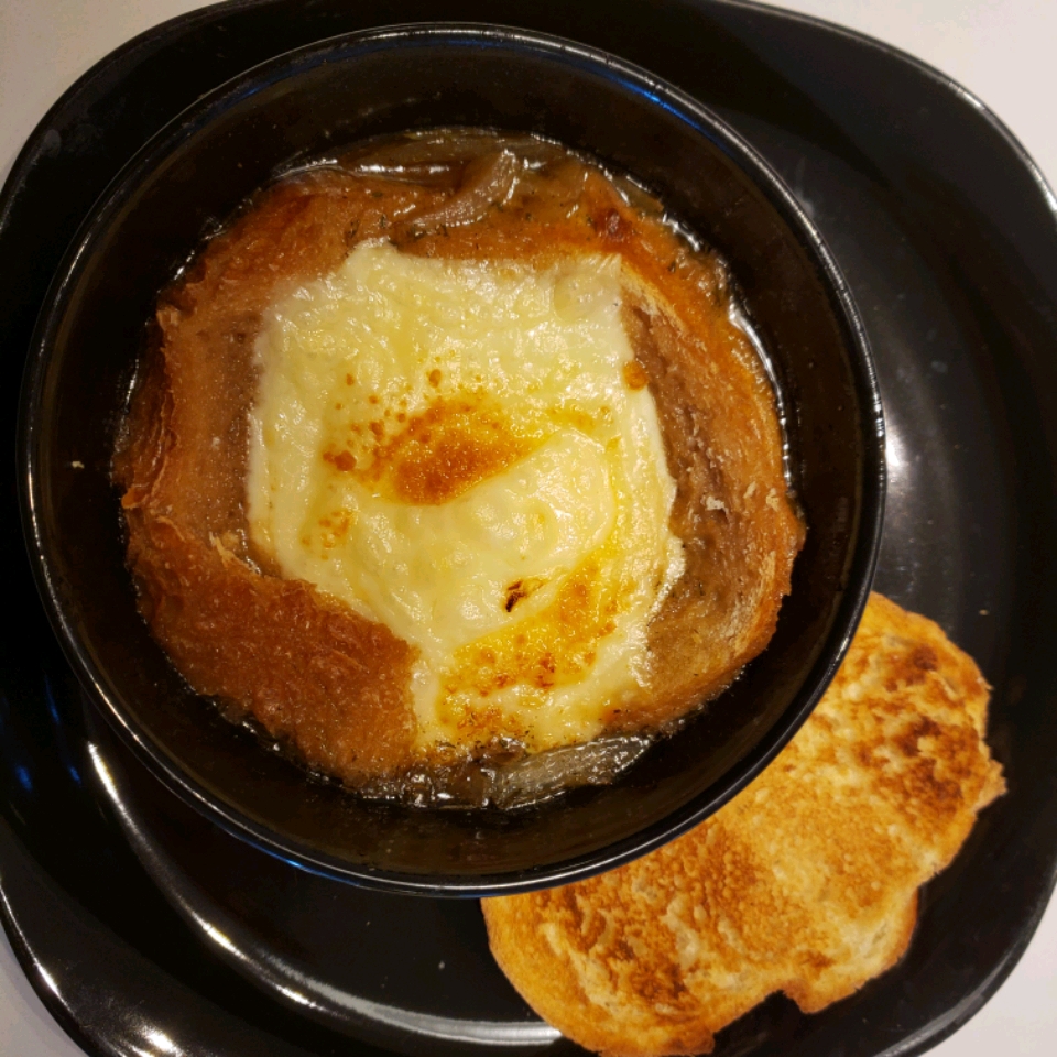Rich and Simple French Onion Soup 