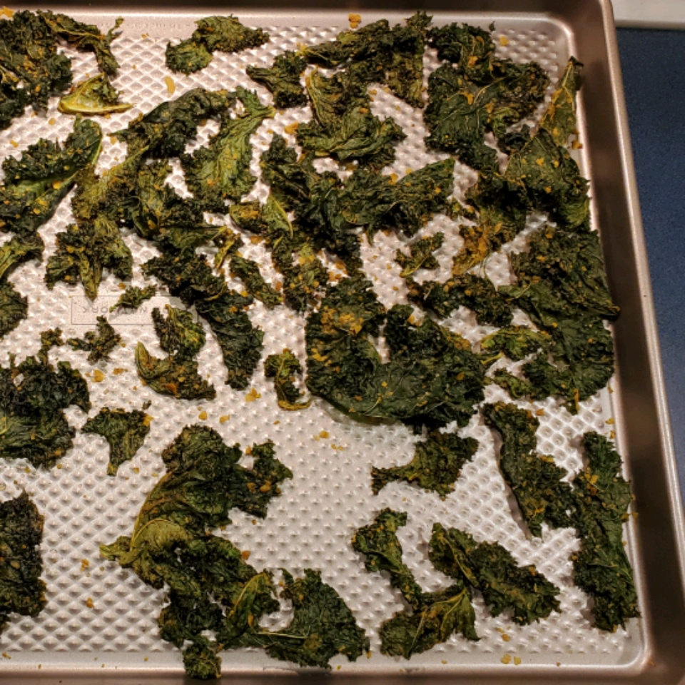 Cheesy Kale Chips 