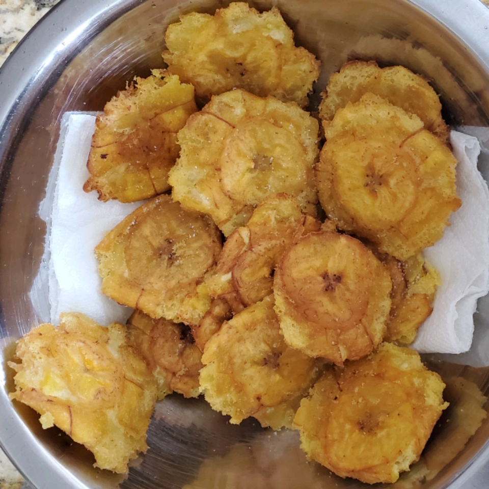 Puerto Rican Tostones (Fried Plantains) 
