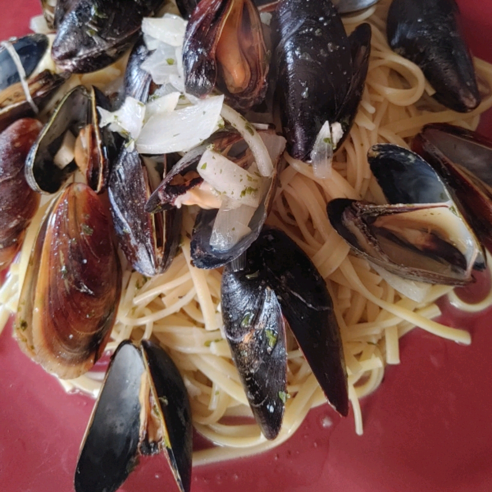Mussels Mariniere with Linguine 