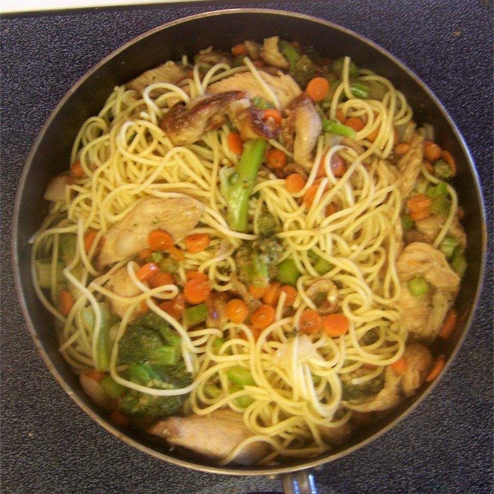 Chicken Lo Mein with Broccoli 