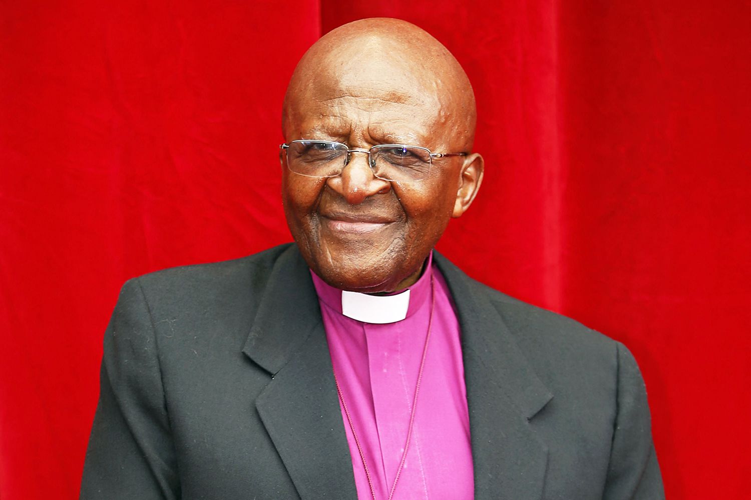 Desmond Tutu, Anti-Apartheid Nobel Peace Prize Winner, Dies at 90 |  PEOPLE.com