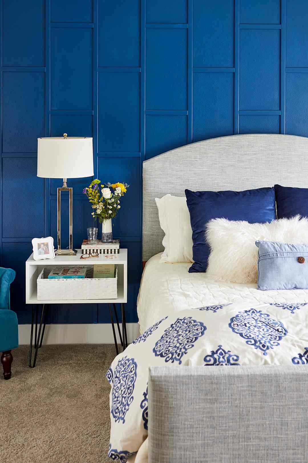 mesa auxiliar de cama de pared de dormitorio azul