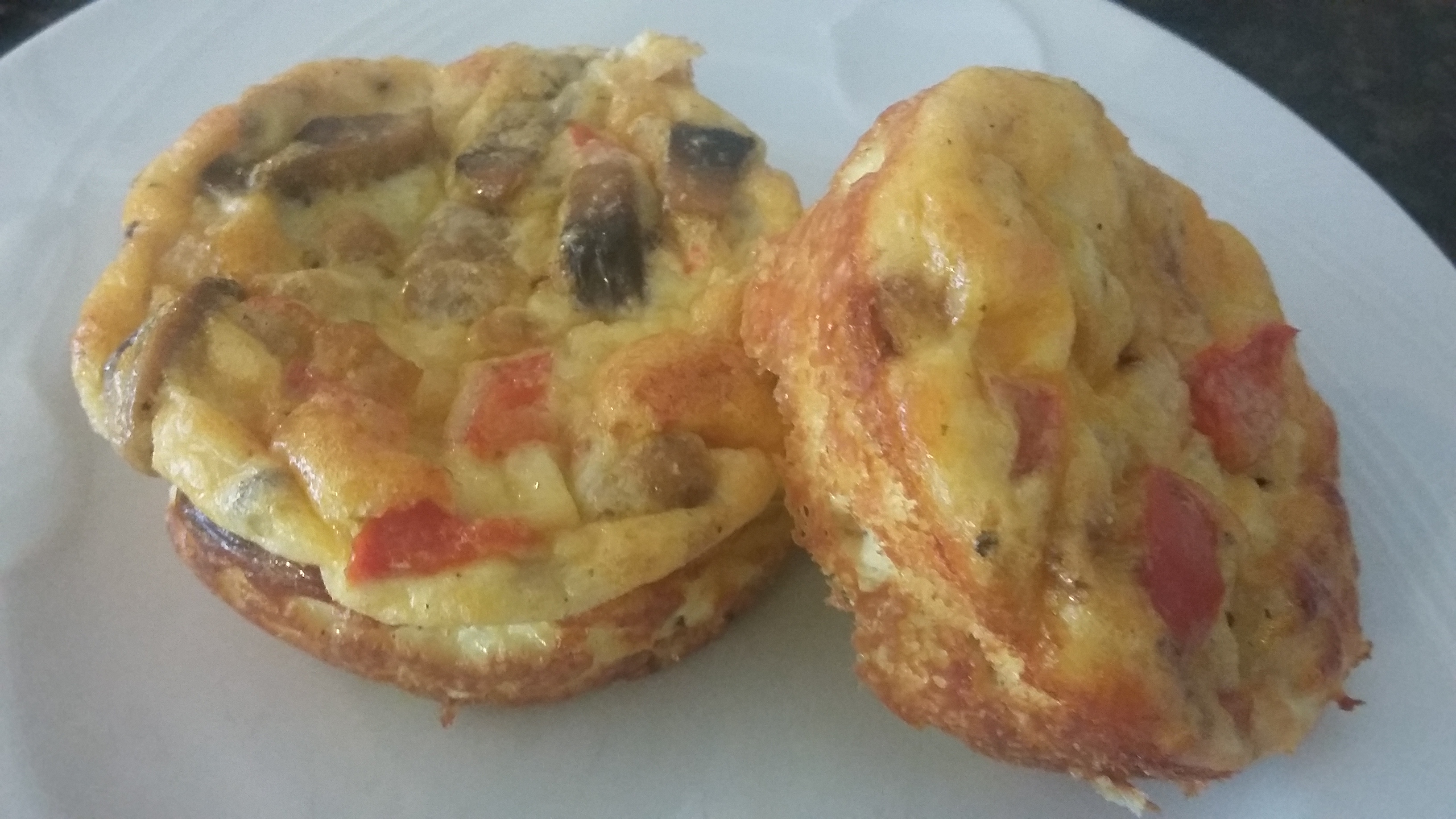 Omelet Muffins with Sausage and Cheese the4taals