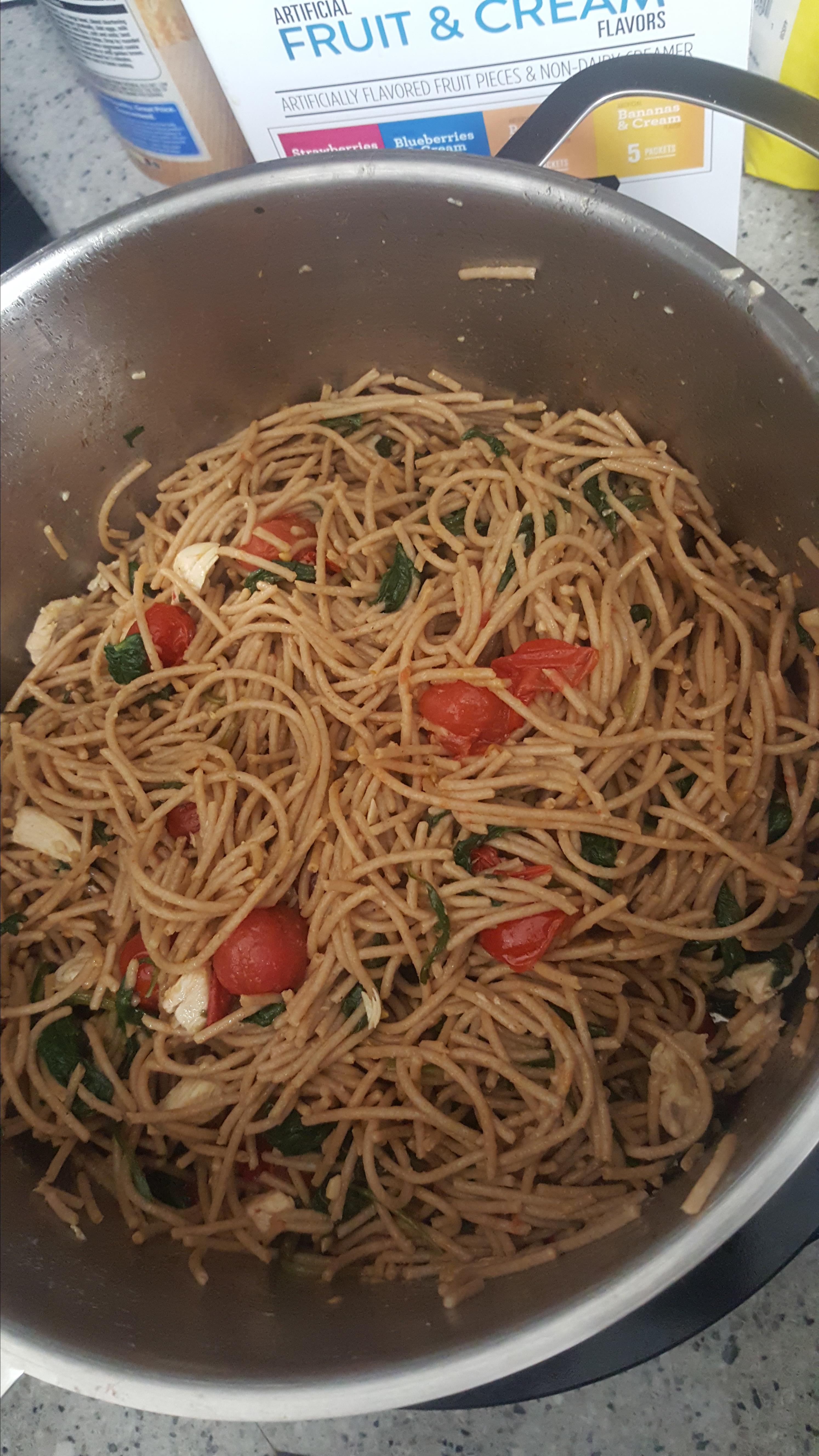 Spinach Toss Spaghetti with Tomatoes and Garlic 
