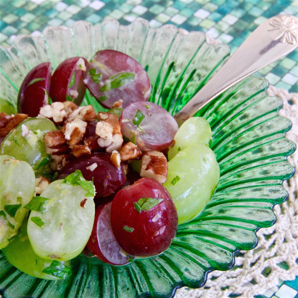 Quick 'n Easy Grape Salad with Concord Dressing 
