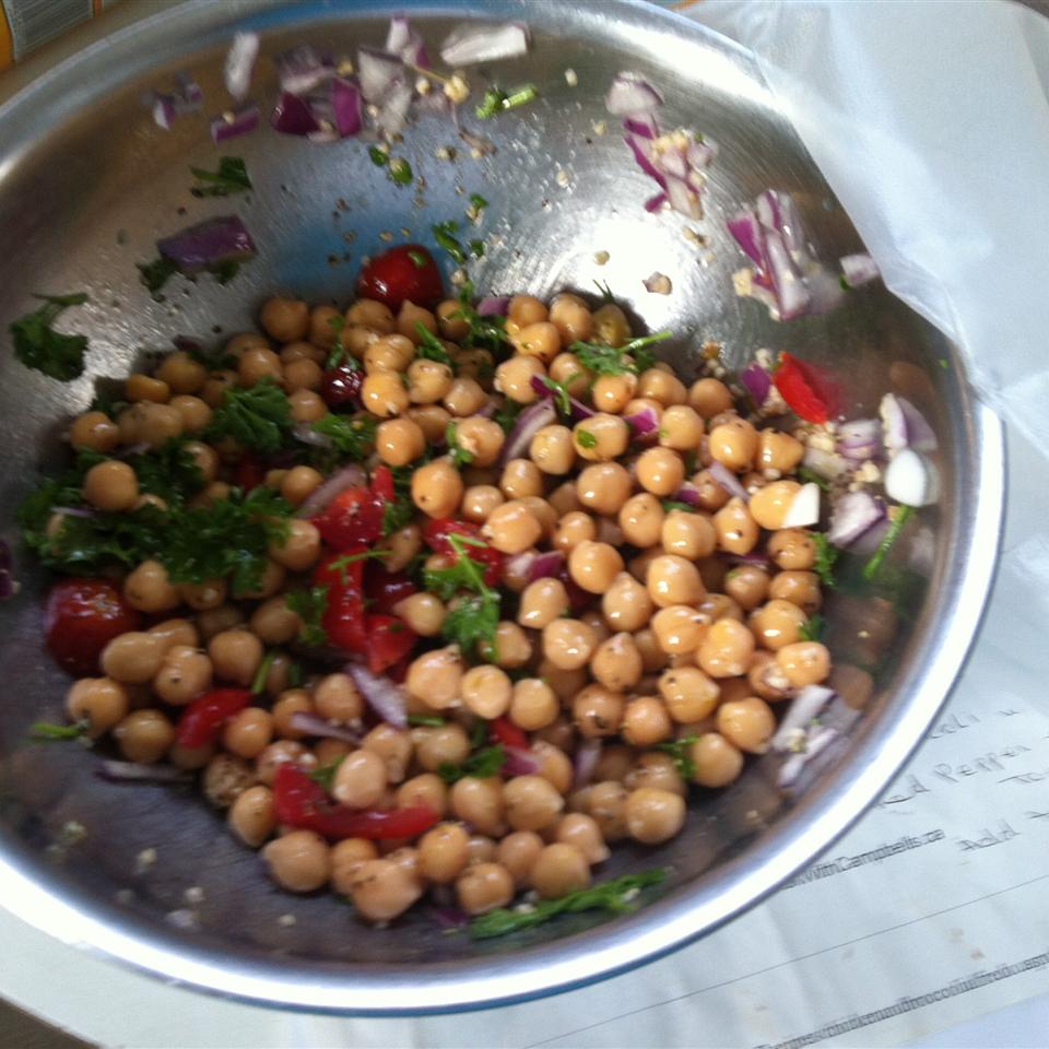 Chickpea Salad with Red Onion and Tomato 