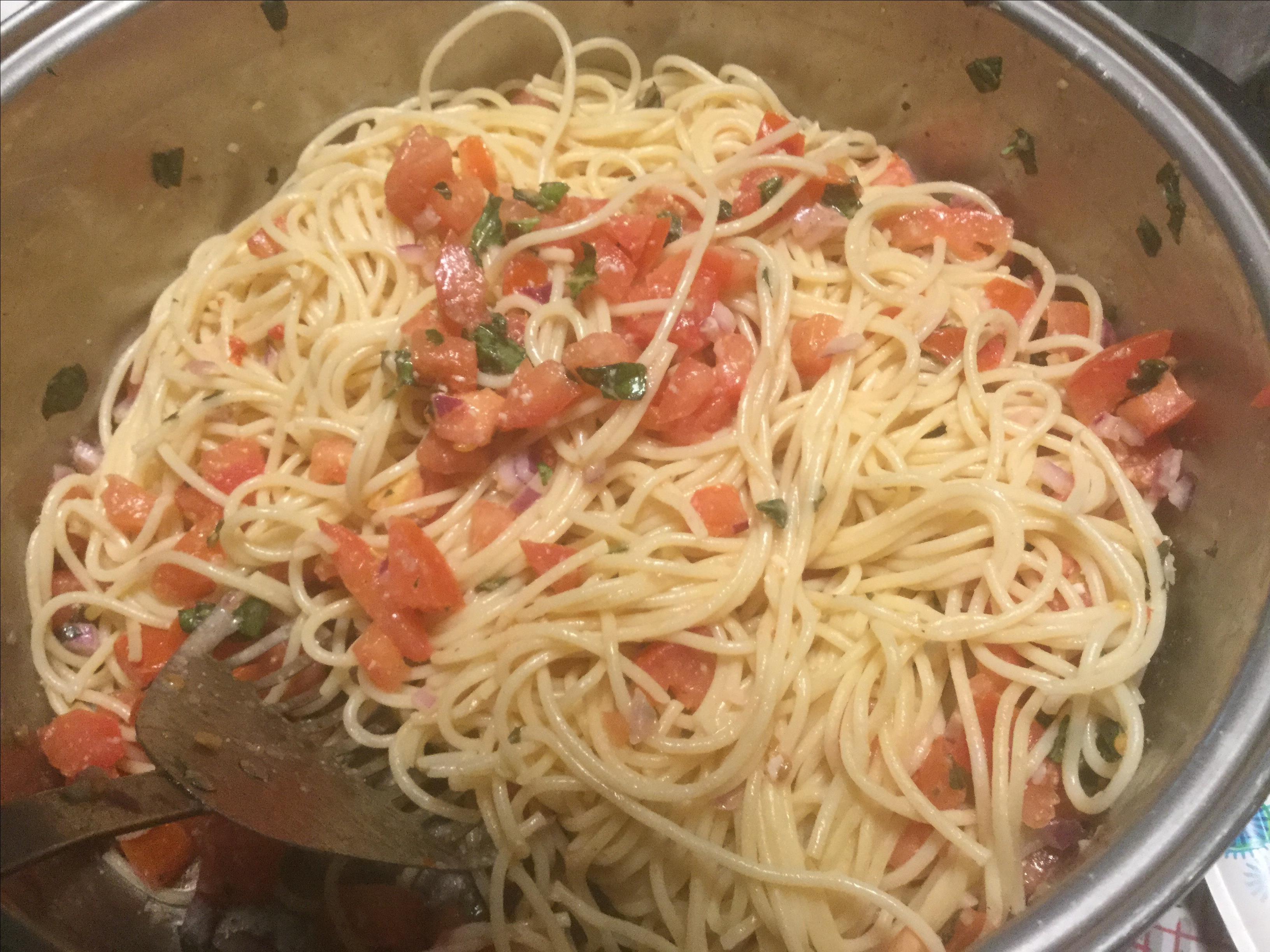 Pasta with Fresh Tomato Sauce 