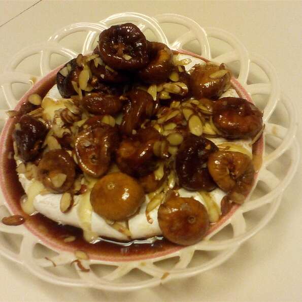 Figs and Toasted Almonds Brie 