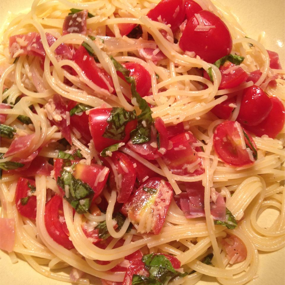 Summer Fresh Pasta with Tomatoes and Prosciutto 