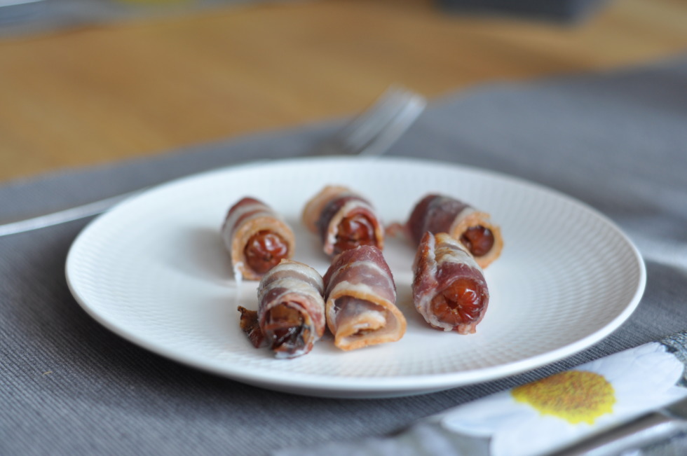 Bacon Wrapped Dates Stuffed with Blue Cheese foto555