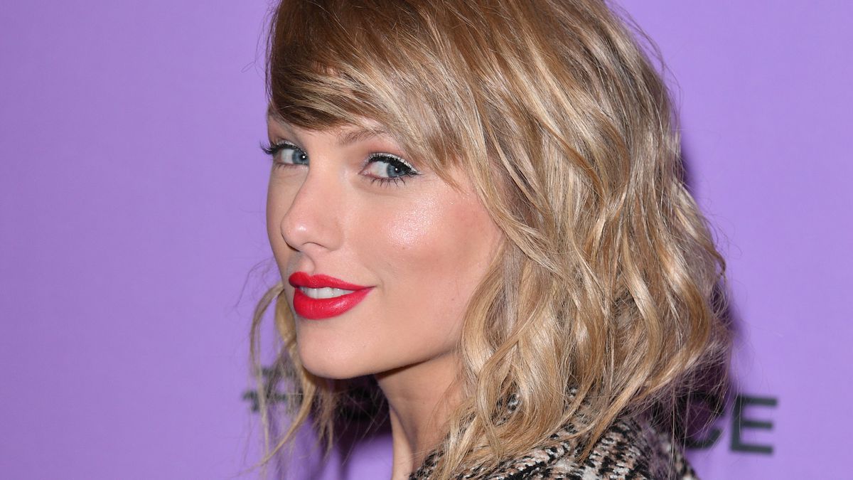 NEWS: Taylor Swift's Dark Hair