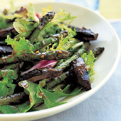 Grilled Mushroom-and-Asparagus Salad 