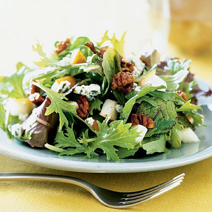 Mixed Greens with Pears and Spicy Pecans 