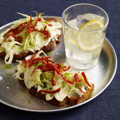 Toasts with Fennel and Sun-Dried Tomatoes 