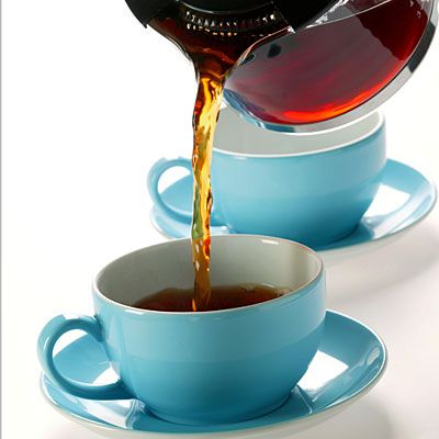 coffee-pouring-blue-mug