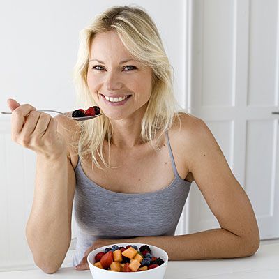woman-eating-fruit
