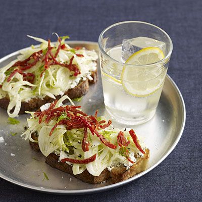 Toasts With Fennel and Sun-Dried Tomatoes