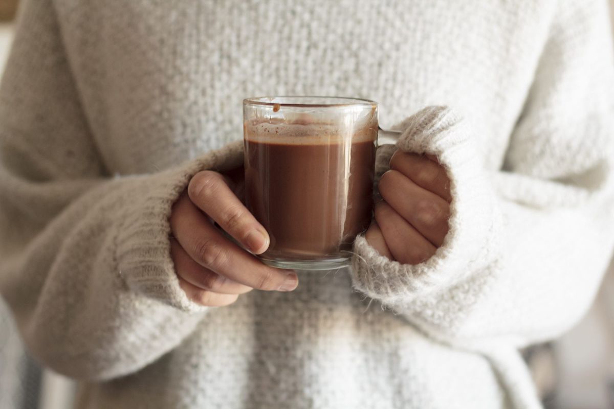 healthier-hot-chocolate, Woman hands holding hot chocolate