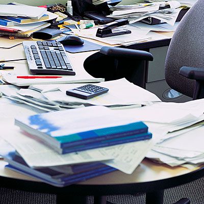 messy-office-desk