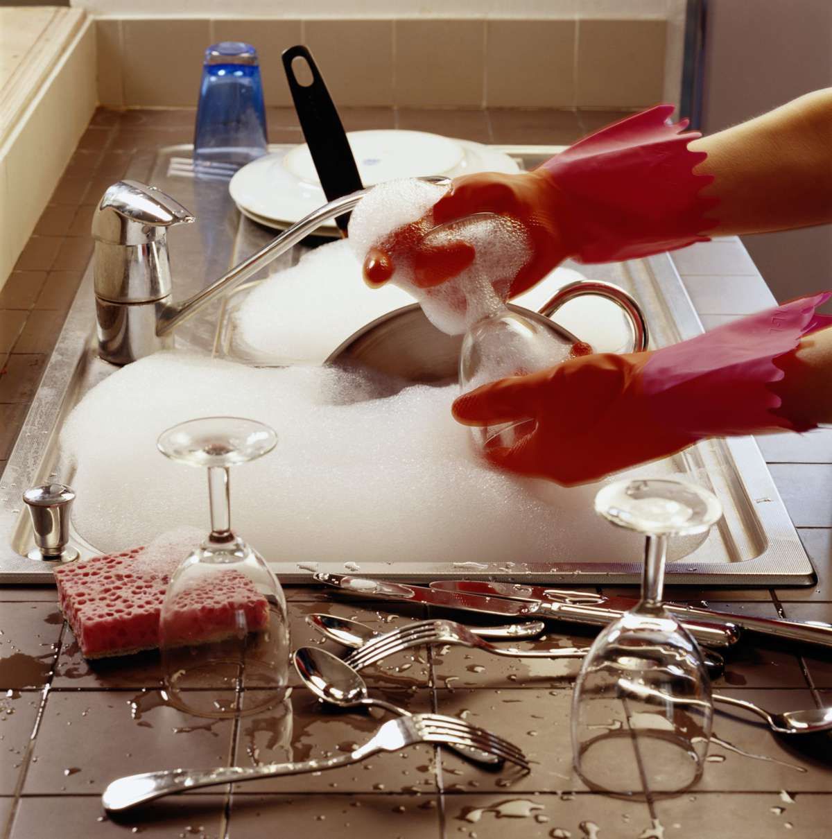no-sex-chores-washing-dishes