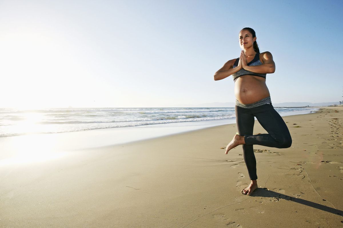 pregnant-yoga-lift