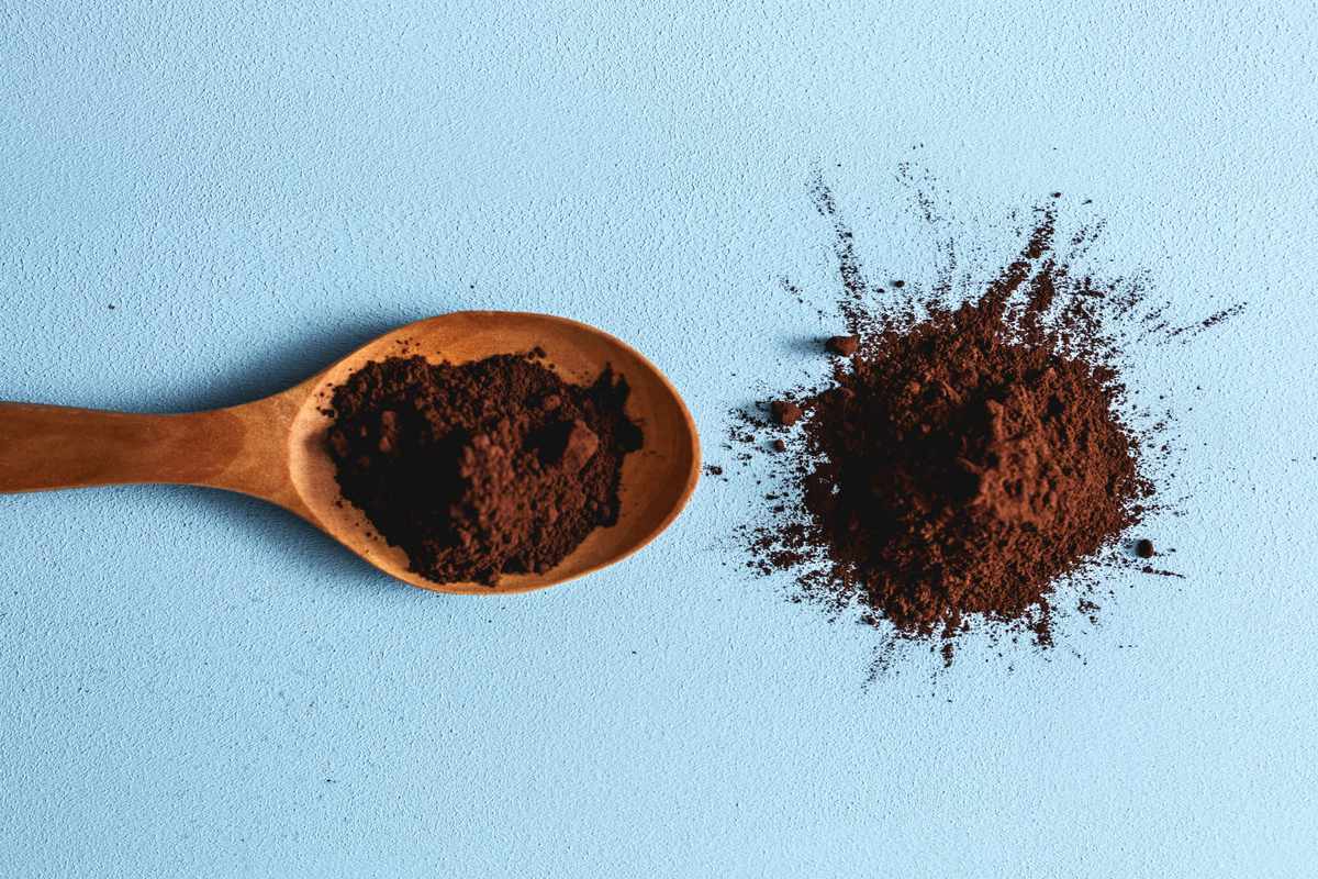 cocoa-powder-spoon-snort
